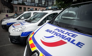 Des camions de police. (illustration)
