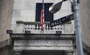 Wall Street a fait preuve d'une certaine fébrilité vendredi dans le sillage de résultats et d'indicateurs en demi-teinte: le Dow Jones, dopé par American Express, a gagné 0,25% mais le Nasdaq a cédé 0,50%.