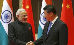 Le Premier ministre indien, Narendra Modi (g) et le président chinois Xi Jinping à Xian en Chine, le 14 mai 2015