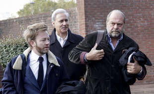 Georges Tron (au centre) accompagné de ses avocats Antoine Vey et Eric Dupond-Moretti.