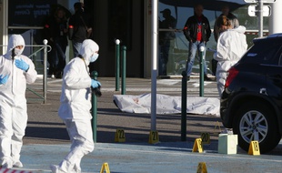 Les enquêteurs après la fusillade du 5 décembre dernier devant l'aéroport de Bastia.