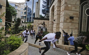 De nombreuses personnes tentent de se mettre à l'abri lors de l'attaque djihadiste contre un complexe hôtelier à Nairobi, le 15 janvier 2019.