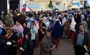 A Alexandrie, deuxième ville d'Egypte et bastion des Frères musulmans, les Coptes votaient lundi sur fond d'inquiétude pour l'avenir de leur communauté chrétienne, la plus grande du Moyen-Orient avec 8 millions de fidèles.