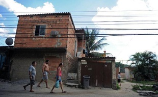 A Vila Autodromo, en bordure du lac de Jacarepagua à l'ouest de Rio, il n'y a ni trafiquants ni miliciens. Les 3.000 habitants de cette favela verdoyante dorment la porte ouverte mais ils vivent aujourd'hui sous la menace d'une expulsion en vue des JO de 2016.