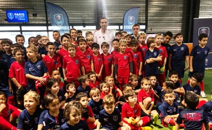 Pauleta avec les enfants de l'académie du PSG à Mérignac.
