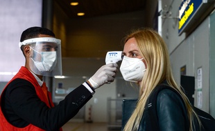 Contrôle de température à l'arrivée d'un vol à Roissy, le 12 juin 2020, pour détecter les cas possibles de coronavirus.