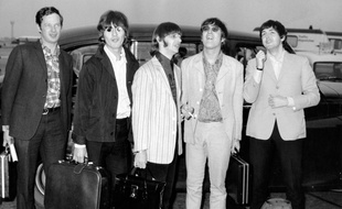 Le manager Brian Epstein (gauche) et les Beatles