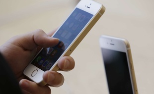 Illustration iphone. AP Photo/Eugene Hoshiko/STAND ALONE PHOTO