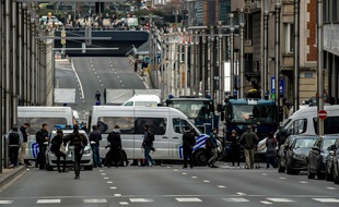 La police devant le métro de Maalbeek, le 22/3/15. AFP PHOTO / PHILIPPE HUGUEN