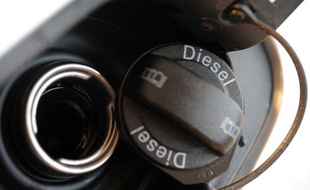Le ministre du Budget Bernard Cazeneuve a "encouragé" vendredi le Comité pour la fiscalité écologique (CFE) à "poursuivre sa réflexion" sur l'épineux dossier de la fiscalité du diesel et "lui en faire part pour de prochaines échéances", a annoncé à l'AFP le ministère