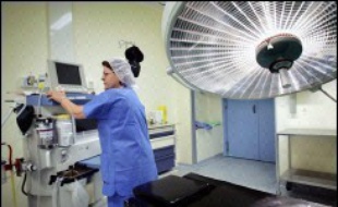 Etudiants en médecine, élèves infirmiers et médecins retraités ont commencé à répondre présents, mardi, à l'appel du ministre de la Santé à venir renforcer les Samu et services d'urgences aux prises avec la canicule, s'interrogeant toutefois sur leurs tâches.