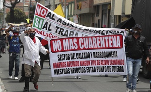 Des manifestants demandent la fin de la quarantaine afin de pouvoir travailler, à Bogota le 18 août 2020.