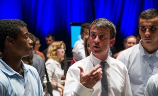 Le Premier ministre Manuel Valls (c) rencontre des jeunes lors après un comité interministériel sur la jeunesse, le 3 juillet 2015 à Besançon