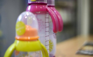La loi interdisant en France le bisphénol A dans les contenants alimentaires, dès 2013 pour ceux destinés aux bébés et début 2015 pour les autres, a été publiée mercredi au Journal Officiel.