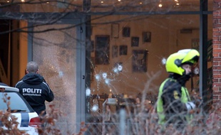 Des impacts de balle à l'extérieur d'un bâtiment de Copenhague qui accueillait un débat sur l'islamisme