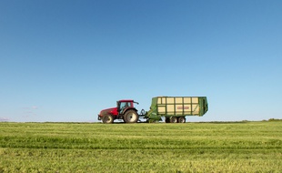 Le conducteur a percuté un camion avec son tracteur. Illustration