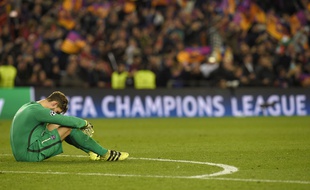 Le gardien du PSG, Kevin Trapp, K.O. après la défaite 6-1 et l'élimination par Barcelone en ligue des champions, le 8 mars 2017.