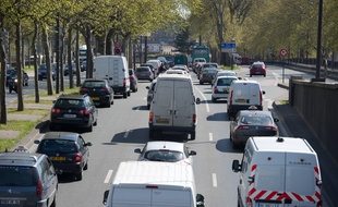 Paris le 06 avril 2011. Illustration voitures, vehicules dans les embouteillages sur les berges de la Seine au niveau du quai de Bercy.