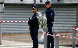 Des policiers déployés le 27 juillet 2016 à Saint-Etienne-du-Rouvray