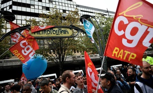 Devant le siège de la RATP, vendredi matin, les syndicats étaient mobilisés.