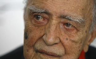 L'architecte brésilien Oscar Niemeyer, ici lors de son 100e anniversaire en 2007, est mort le 5 décembre 2012 à Rio de Janeiro.