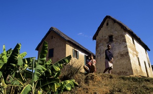 Illustration d'une maison en terre battue à Madagascar.