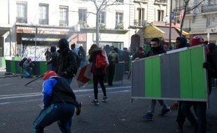 Des lycéens manifestent à Paris contre le projet de loi travail, le 17 mars 2016