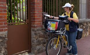 Illustration de facteur à vélo.