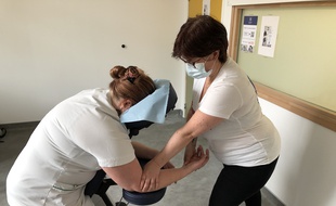 Patricia propose une séance de shiatsu, cette technique japonaise de pression sur les points d'acupuncture à l'hôpital de la Porte Verte à Versailles.