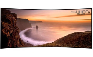 Une image publiée par Samsung Electronics, le 19 décembre 2013, de sa télévision Ultra-HD avec écran incurvé de 105 pouces.
