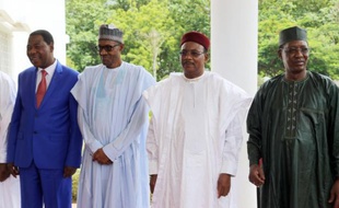 De g à d: les présidents du Bénin Boni Yayi, du Nigeria Mohammadu Buhari, du Niger Mahamadou Issoufou et du Tchad Idriss Deby lors d'un sommet qui a décidé la formation d'une force régionale contre Boko Haram, le 11 juin 2015 Abuja, au Nigeria