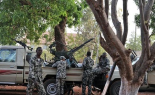 Plusieurs responsables militaires et civils maliens, dont l'ancien Premier ministre Modibo Sidibé, ont été arrêtés dans la nuit de lundi à mardi par des hommes armés et conduits au Camp militaire de Kati, situé à 15 km de Bamako, et quartier général de l'ex-junte, a appris l'AFP de sources concordantes.