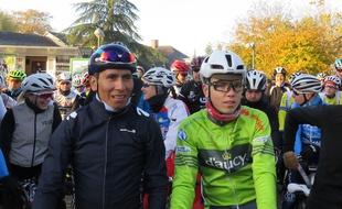 Le coureur cycliste colombien Nairo Quintana, ici à Bruz, lors de la balade en public avec sa nouvelle équipe Arkéa-Samsic, le 24 novembre 2019.