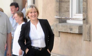Nadine Morano arrive à son local de campagne de Neuves-Maison, en Meurthe-et-Moselle, le 17 juin 2012, jour du second tour des élections législatives.