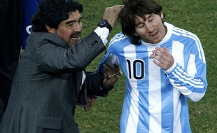 L'Argentin Lionel Messi (à dr.), avec son sélectionneur Diego Maradona, lors d'un match de la Coupe du monde 2010 à Johannesbourg, le 27 juin.