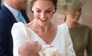 La duchesse de Cambridge et le prince Louis le jour de son baptême