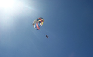 Illustration d'un saut en parachute.