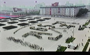 La Corée du Nord a tenu lundi une deuxième gigantesque parade militaire en à peine plus d'un mois, un défilé axé sur la glorification de la Corée du Nord et de ses dirigeants, et moins sur le combat des "ennemis".