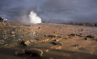 Aux nombreux geysers, l'Islande située sur une importante zone volacanique dispose d'une géothermie implantée depuis la fin de la seconde guerre mondiale.