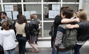 Des lycéens devant les tableaux d'affichages des résultats du baccalauréat