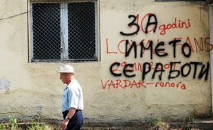 Sur un mur de Skopje, un graffiti fait référence au débat sur le nom du pays.