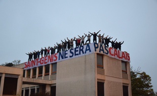 Les identitaires sur le toit de l'immeuble près de Lyon.