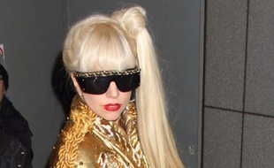 Lady Gaga fait du shopping à Tokyo au Japon, le 22 décembre 2011.