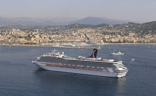 Le paquebot «Carnival Freedom» dans la baie de Cannes, sur la Côte d’Azur.