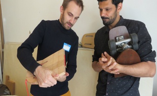 Candidat du makeathon, Nicolas (à gauche) travaille sur son prototype de skate enroulable.