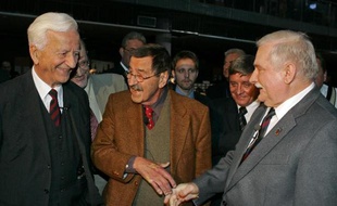 L'ancien président de la République fédérale d'Allemagne, Richard von Weizsäcker (g), l'écrivain Günter Grass (c) et l'ancien président polonais Lech Walesa le 4 octobre 2007 à Gdansk en Pologne