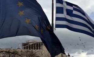 Un drapeau grec et un autre européen flottent le 13 janvier 2015 en face du Parthénon, à Athènes