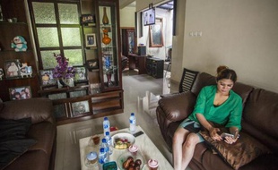 Wina Lia pose dans sa maison à Sleman, le 11 mars 2015
