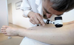 Un dermatologue examine un patient à Nantes avec son dermatoscope, lors de la 11e Journée de dépistage des cancers de la peau, en 2009.