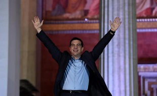 Alexis Tsipras saluent ses partisans après sa victoire aux élections législatives, le 25 janvier 2015 à Athènes